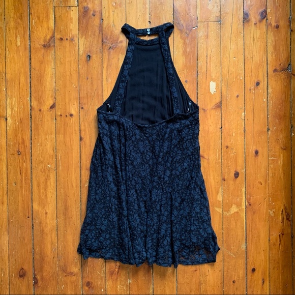 Lace flower overlay dress with open back 🖤 - Picture 10 of 12